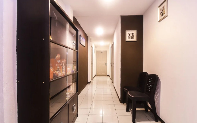 Golden Lounge by OYO Rooms