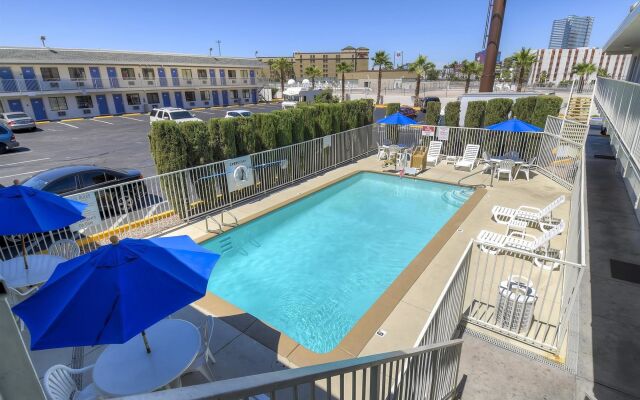 Motel 6 Las Vegas, NV – I-15 Stadium