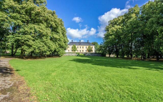 Åkeshofs Slott Bed and Breakfast