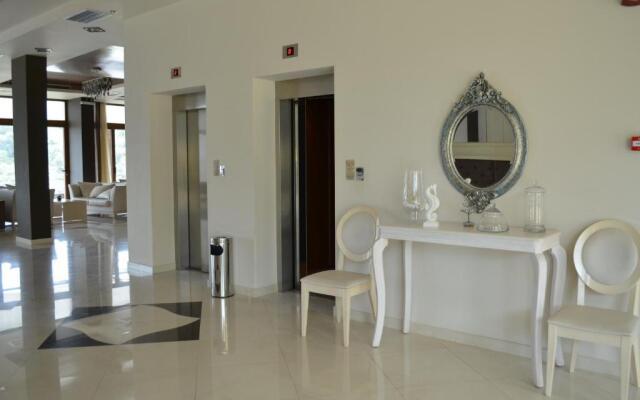 Evia Hotel & Suites