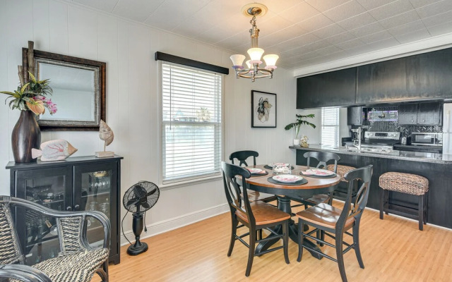 Pet-friendly Galveston Home - Walk to Beaches!