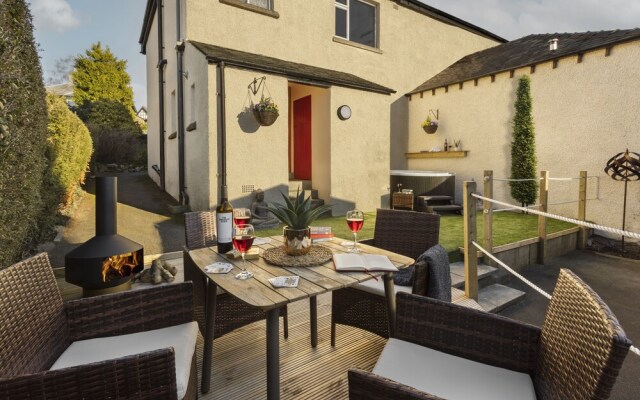 Ellerthwaite Place Getaway with Hot Tub