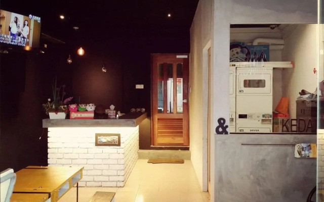 Monkey Motel & Café