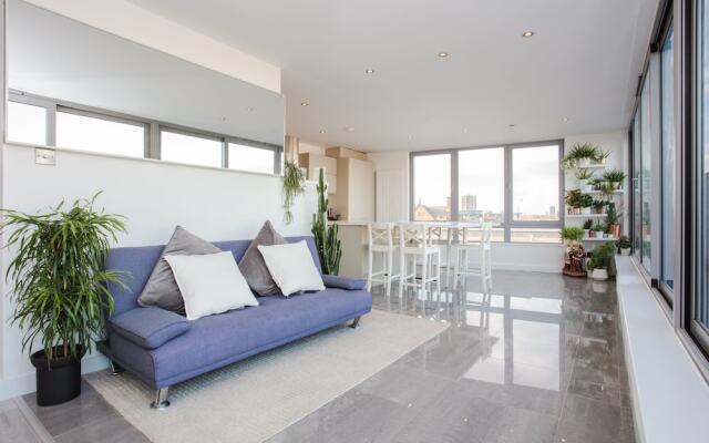 2 Bedroom Penthouse Close To Central London