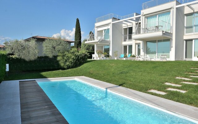 The White Apartment With Pool