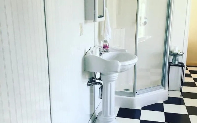 Spillover Motel and Inn