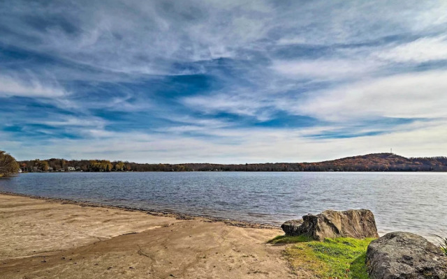 Walk to Beach: Pocono Lake Cabin w/ Pool Access!