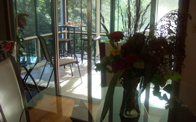Loya's Little House Bed & Breakfast