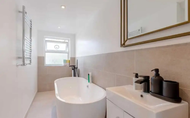Modern 2 Bedroom Apartment in Wimbledon With Garden
