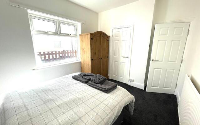 3 bedroom Garden apartment next to craig-y-don park