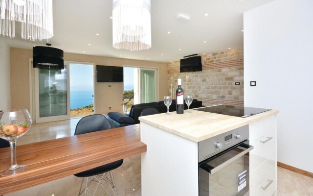 Awesome Home in Podstrana With Wifi and 8 Bedrooms