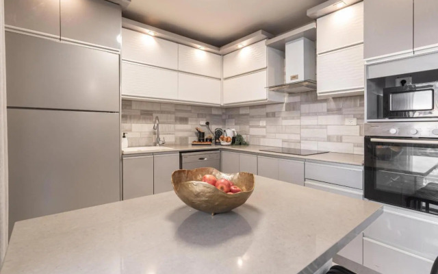 Renovated 2 BR with 2 BTH front Mamilla Mall