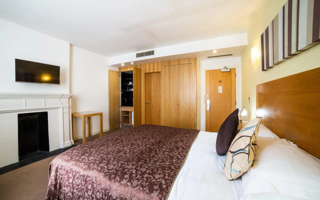 OYO The Cleveland Hotel