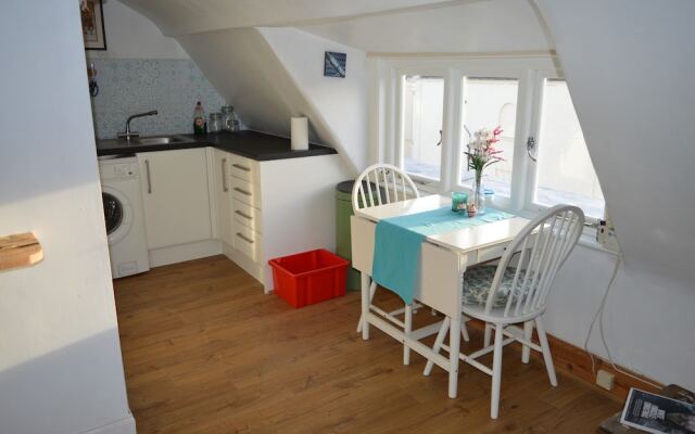 Top Floor Central 2 Bedroom Apartment
