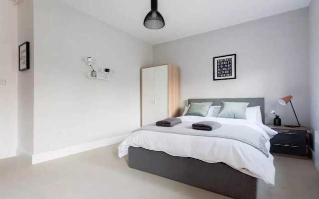 Amazing Modern 2 Bedroom Apartment in Zone 1!