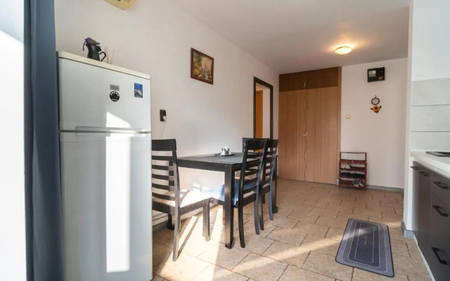 Rustic & Spacious 3br Apartment