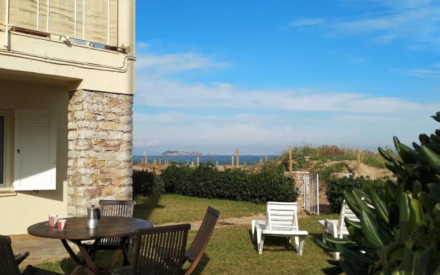 Sea front apartment in Platja Pals with terrace and parking