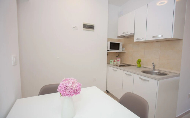 Split Summer Lounge Apartments