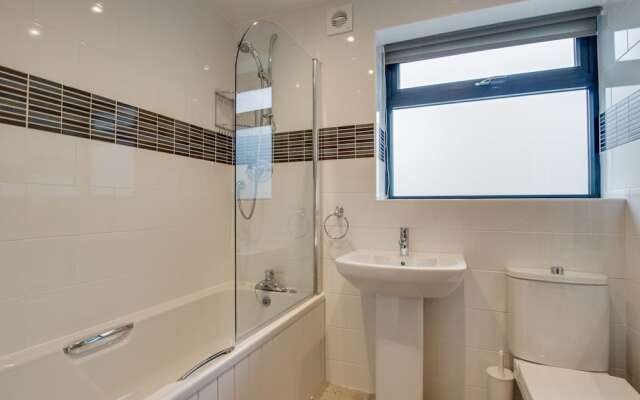 Luxurious Holiday Home With Private Garden at Chapel Stile