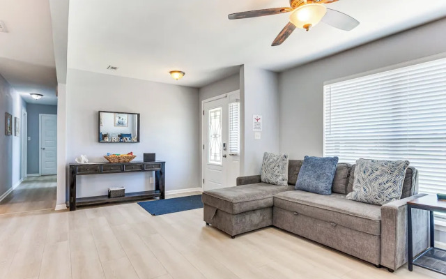 Charming Pensacola Home w/ Screened Lanai & Grill!