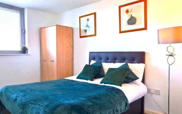 2 bedroom Central Flat with Parking