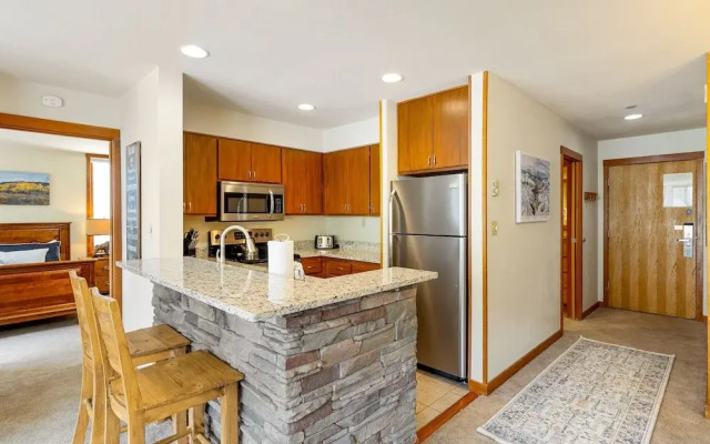 1483 Lakeside 1 Bedroom Condo