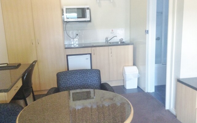 Ashton Townhouse Motel & Suites