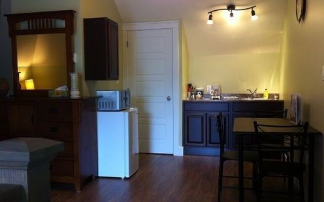 Colonial Charm Inn