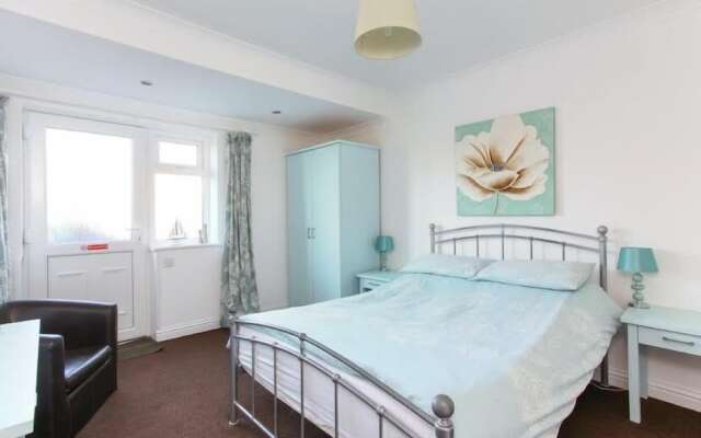 The Waves Bar Cafe B and B Hotel