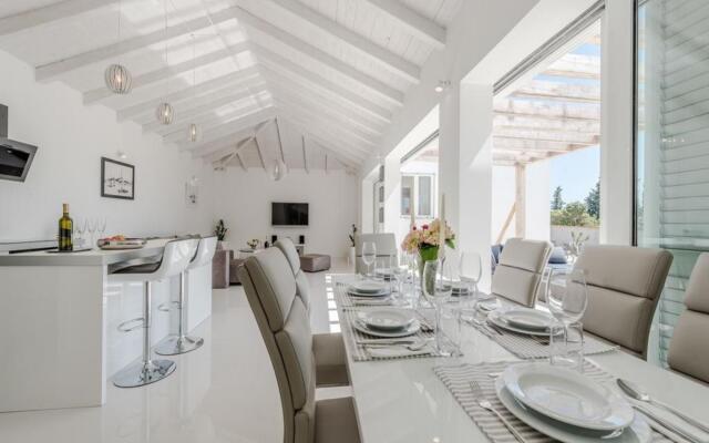 Luxurious Villa in Debeljak with Swimming Pool