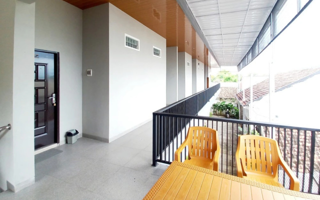 RedDoorz Plus Syariah @ Umyas Hotel near Terminal Anjuk Ladang Nganjuk – Hotel Rooms – Nganjuk