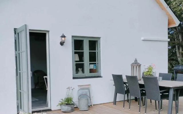 Mysigt hus i liten by nära havet