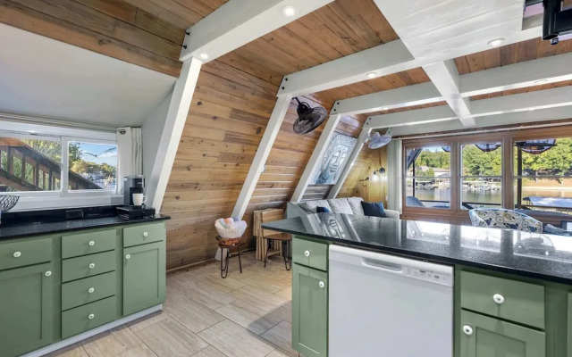 Sunrise Oasis - Enjoy Lakefront Living