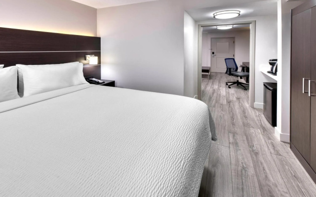Holiday Inn Express & Suites Mississauga-Toronto Southwest by IHG