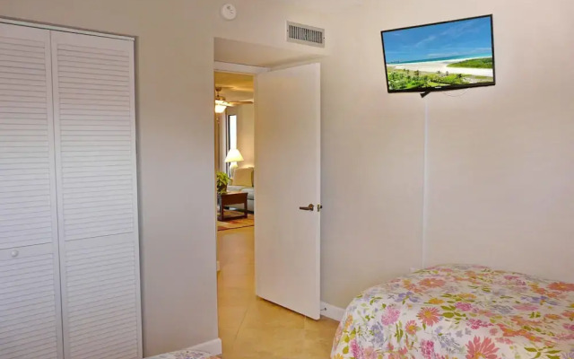 Stylish Condo Across From South Beach