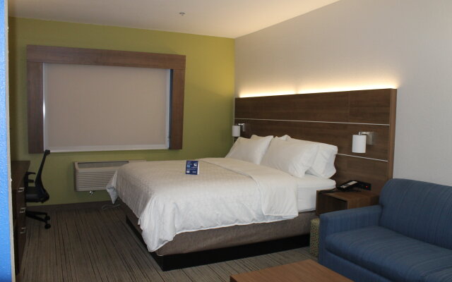 Holiday Inn Express & Suites Tulare, an IHG Hotel