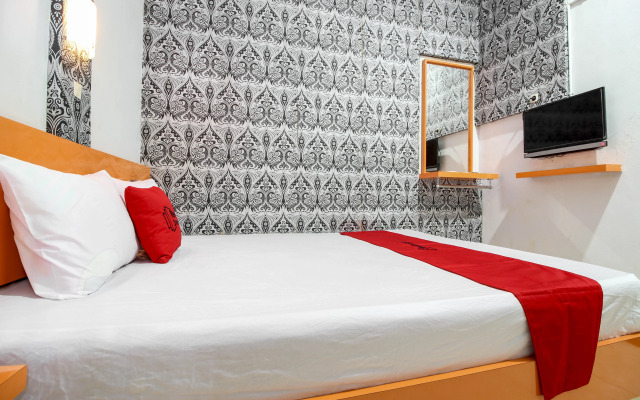 RedDoorz Plus near Hartono Mall