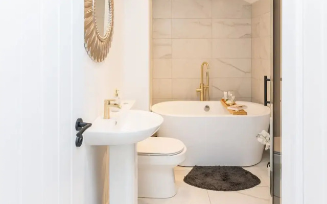 Host Stay Eccles Hideaway