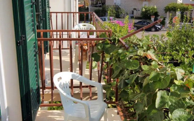 Apartments and rooms with parking space Supetar, Brac - 5658
