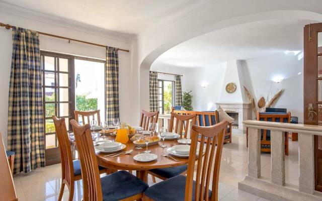 Spacious 4 Bedroom Villa, Private Pool, Free air Conditioning and Wifi