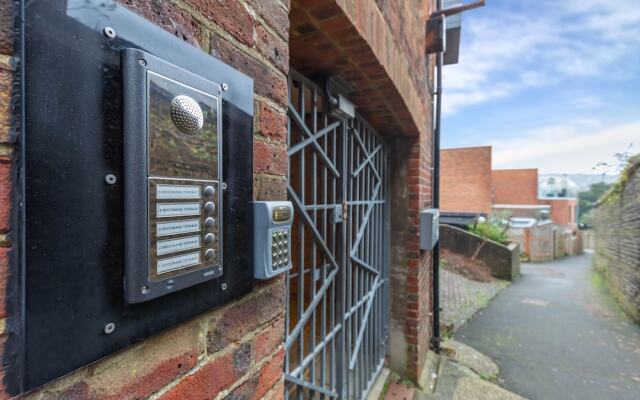 Chalk Cliff Panoramic View Apartment