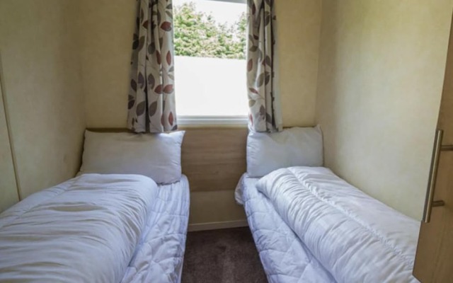 Caravansleeps8-fireplace-petsok-golf-gym-pool