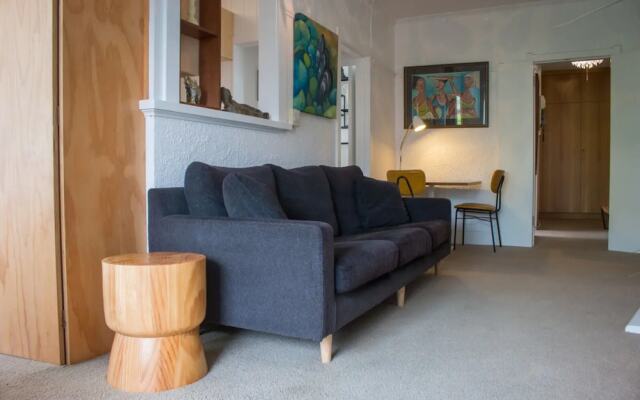 Stylish 2 Bed Art Deco Apartment