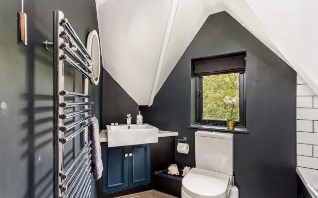 Spacious & Stylish Cotswold Family home