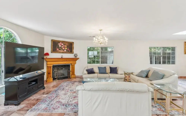 Russell House Near Hollywood & Griffith Park 3 Bedroom Home