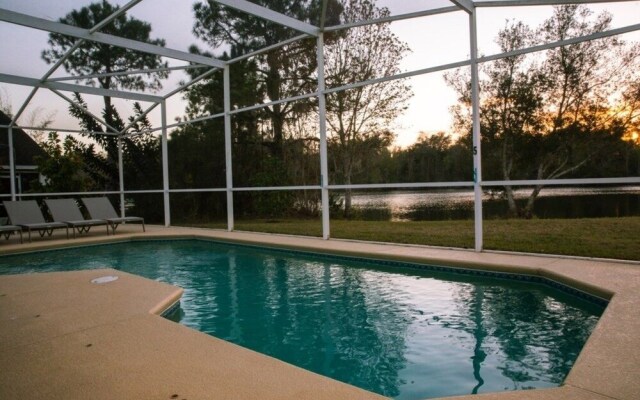 Lakeside Sunset 3 Bedroom by RedAwning