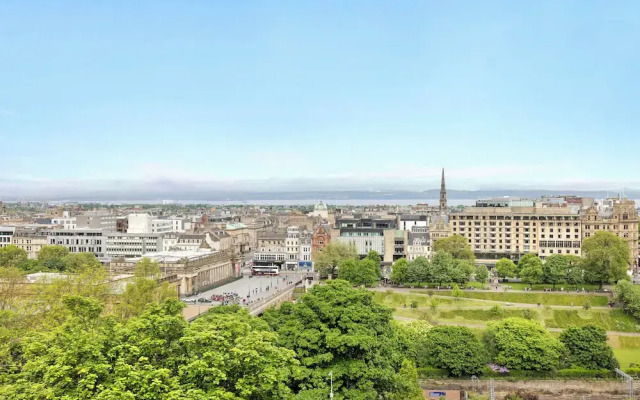 JOIVY Eclectic & Design Led 3Br Apt Near Edinburgh Castle