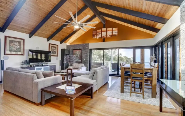 Kailua-kona House w/ Balcony & Ocean Views!