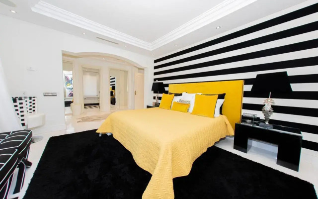 Luxury 3BDRS apt. In Mistral Beach with sea views.
