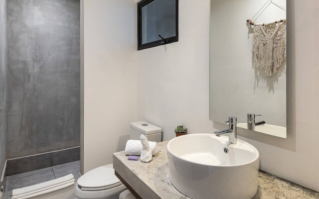 Great Located Spacious Loft W/amazing Rooftop Pool